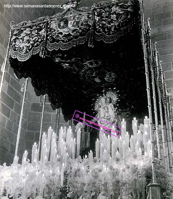 Nuestra Señora del Mayor Dolor en su paso de palio dentro de la iglesia de San Dionisio en la década de los 70 (Foto: Diego Romero)