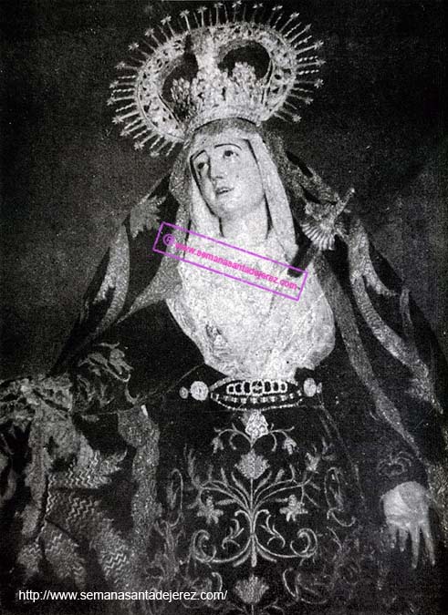 En esta antigua instantanea de la Virgen del Mayor Dolor, nuestro punto de interés se centra en la centenaria corona de la Señora (Foto: Anónima)