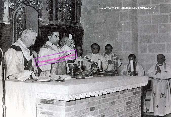 Don Luis Bellido Salguero está celebrando sus bodas de plata sacerdotales, octubre de 1974. Preside el Obispo-Vicario D.Rafael Bellido Caro (Iglesia de San Dionisio) (Foto: Anónima)