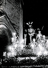 Paso del Ecce-Homo de la Hermandad del Mayor Dolor, delante de su sede canónica la Iglesia Parroquial de San Dionisio. Años 70 del pasado siglo. (Foto: Diego Romero)