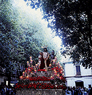 Paso de misterio de Nuestro Padre Jesús del Ecce-Homo, por Plaza Plateros. La foto está tomada antes de su remodelación y con los antiguos árboles. Década de los 70 del siglo XX (Foto: Diego Romero)
