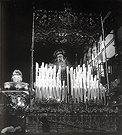 Nuestra Señora del Mayor Dolor pasa por la calle Lancería: era la Semana Santa de 1960 y los varales y los respiraderos todavía son los de estilo gótico (Foto: Eduardo Pereiras)