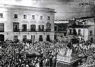 Nuestra Señora del Mayor Dolor y el Cristo de la Expiración, delante del Cabildo Viejo, en las misiones, celebradas en el año 1946; el paso del Cristo lleva 4 faroles (Foto: Anónima)