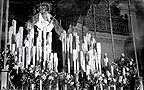 Nuestra Señora del Mayor Dolor después de su salida procesional. Al fondo vemos de nuevo el coro que desapareció con la restauración del Templo. La foto es del año 1954 (Foto: Rafael Iglesias)