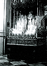 El paso de palio de Nuestra Señora del Mayor Dolor en la iglesia de San Dionisio; los pilares todavía están revestidos con la decoración barroca: año 1950. (Foto: Rafael Iglesias)
