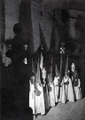 Año 1955. La Hermandad del Mayor Dolor inicia el regreso a su templo y la Cruz de Guía pasa por el reducto de la Colegial (Foto: Eduardo Pereiras)