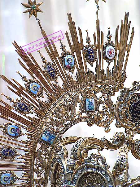 Detalle de los esmaltes de los Apostoles en la ráfaga de la Corona de Nuestra Señora del Mayor Dolor 