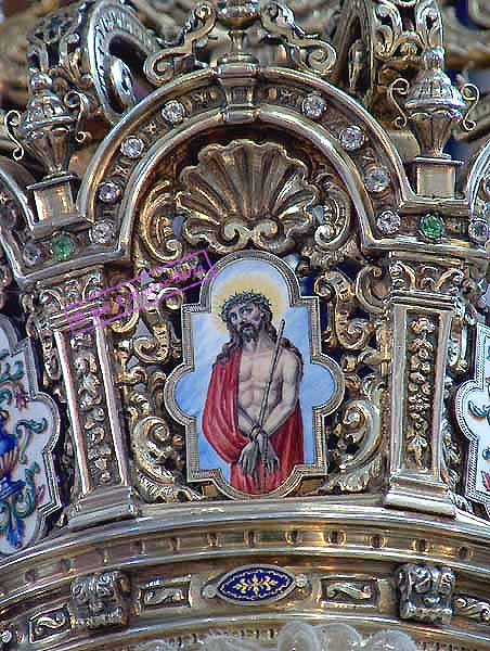 Detalle del esmalte del Ecce Homo en el canasto de la Corona de Nuestra Señora del Mayor Dolor 