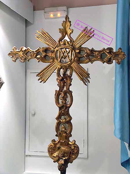 Antigua Cruz de Guía en rocalla dorada de la Hermandad del Mayor Dolor 