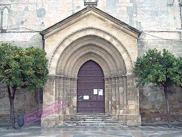 Portada abocinada de la fachada principal de la Iglesia Parroquial de San Dionisio 