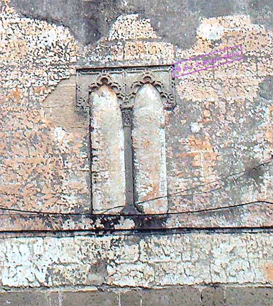 Ventana ciega de la fachada principal de la Iglesia Parroquial de San Dionisio