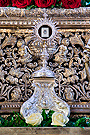 Reliquia de Santa Ángela de la Cruz en la canastilla del Paso de Misterio del Ecce Homo
