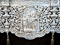 Detalle del frontal de los respiraderos del paso de palio de Nuestra Señora del Mayor Dolor, donde lleva una capilla con una representación grafica en altorrelieve del paso de Misterio del Ecce Homo