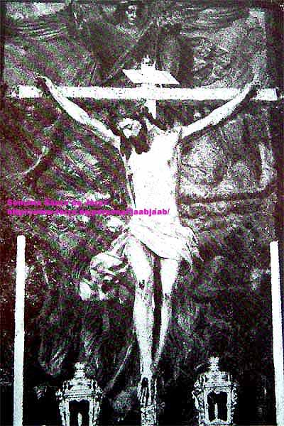 Años 30. El Santo Crucifijo de la Salud en la Cruz de plata de Francisco Solis ante el retablo de San Miguel y sin dosel. Hoy en dia es la Cruz de Guía de la Hermandad.