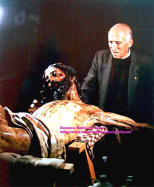 Pedro García Rendón, "el hermano Perico", contempla la imagen del Santo Crucifijo, que tanto quería, durante el proceso de su restauración en el año 1966