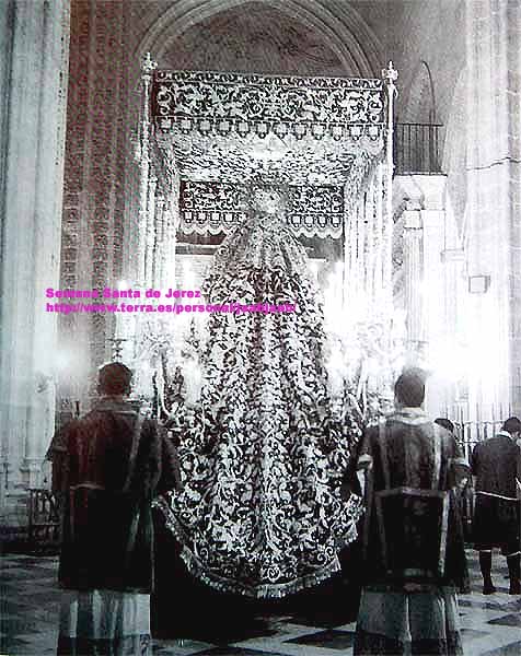 El Paso de la Virgen de la Encarnación saliendo de San Miguel. Finales de los años 50