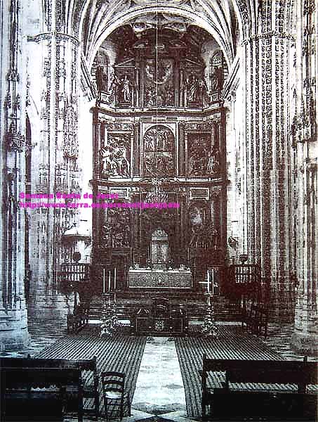 Foto antigua de la Iglesia de San Miguel. En la actualidad los dos púlpitos están sin tornavoz y ya no está la lampara situada delante del retablo
