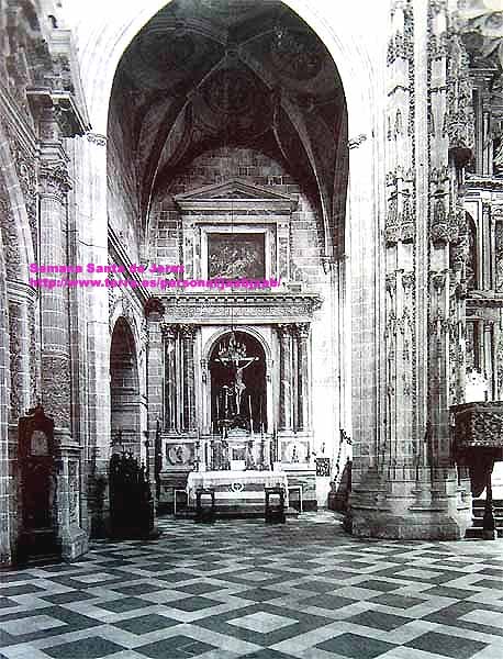 Nave del Evangelio de la Iglesia de San Miguel. En la cabecera, el retablo del Santo Crucifijo de la Salud
