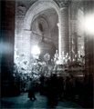 El paso del Santo Crucifijo ante el Monumento de la Colegial. Finales de los años 50