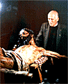 Pedro García Rendón, "el hermano Perico", contempla la imagen del Santo Crucifijo, que tanto quería, durante el proceso de su restauración en el año 1966. (Foto: Manuel Ruiz Carmona)