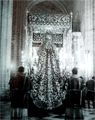 El Paso de la Virgen de la Encarnación saliendo de San Miguel. Finales de los años 50. (Foto: Eduardo Pereiras)