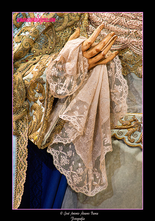 Pañuelo en la mano derecha de María Santísima de la Encarnación