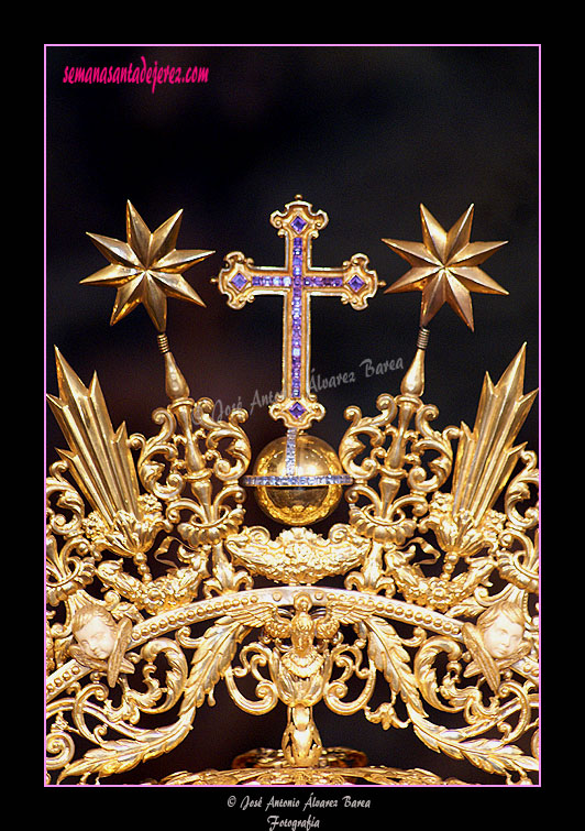 Cruz de amatista que remata la corona de salida de María Santísima de la Encarnación
