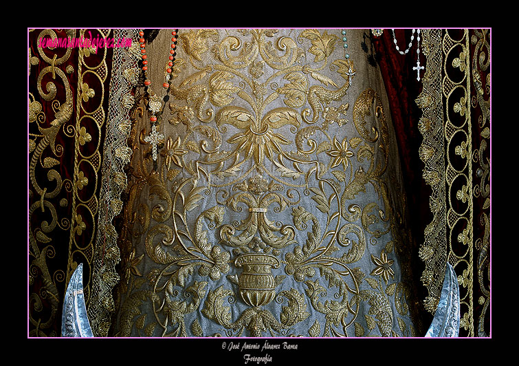 Detalle de los bordados de la saya de María Santísima de la Encarnación