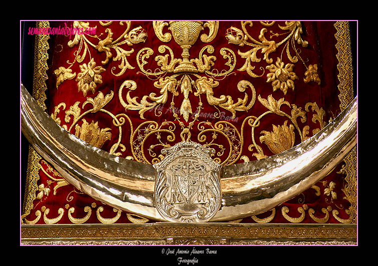 Detalle de los bordados de la saya de María Santísima de la Encarnación