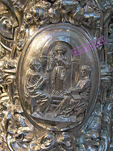 Medallón del respiradero del Paso de Palio de María Santísima de la Encarnación 
