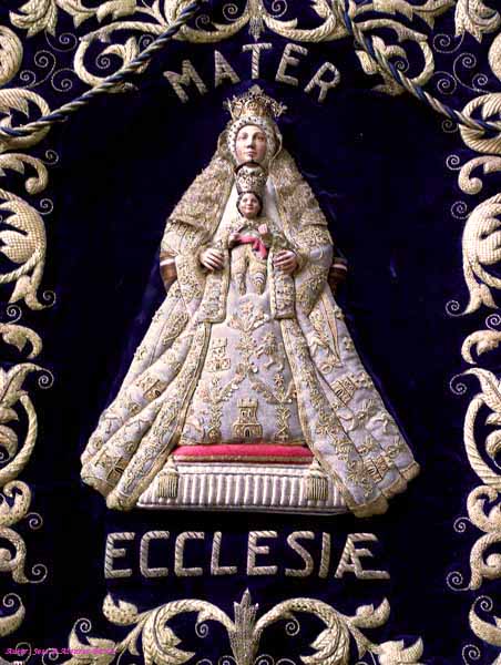 Imagen de la Virgen de los Reyes en el Estandarte Mater Eccesiae de la Hermandad del Santo Crucifijo de la Salud 