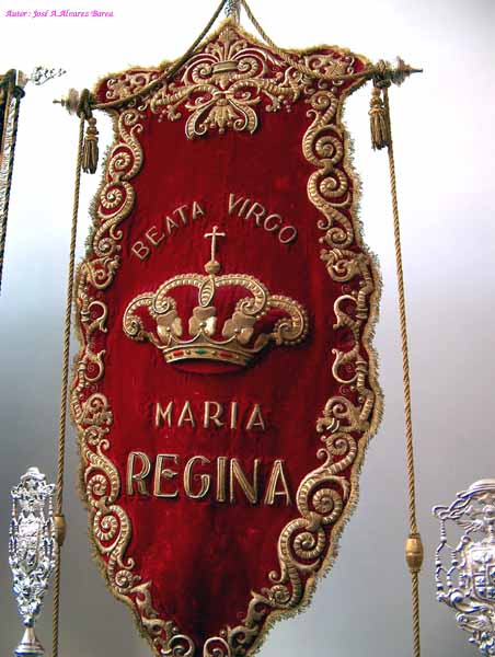 Estandarte de la Realeza de María de la Hermandad del Santo Crucifijo 