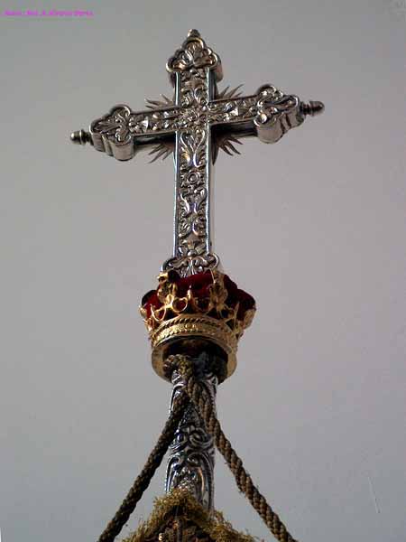 Remate del asta del Estandarte de la Realeza de María de la Hermandad del Santo Crucifijo 
