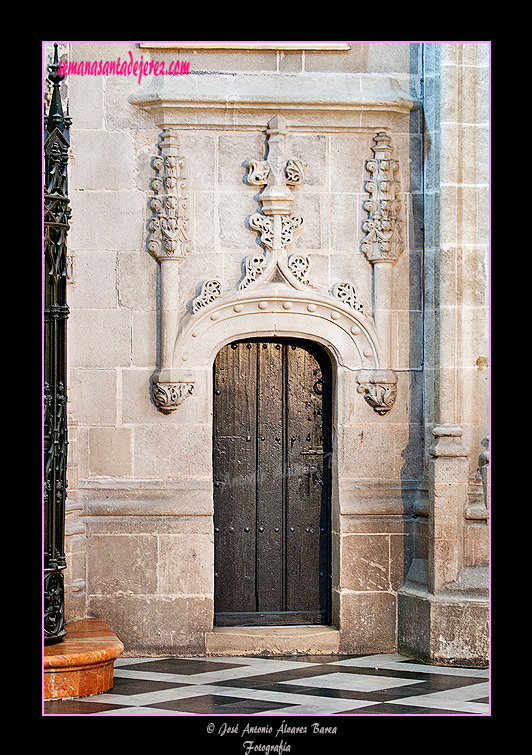 Portada de la escalera de la torre-fachada (Iglesia de San Miguel)