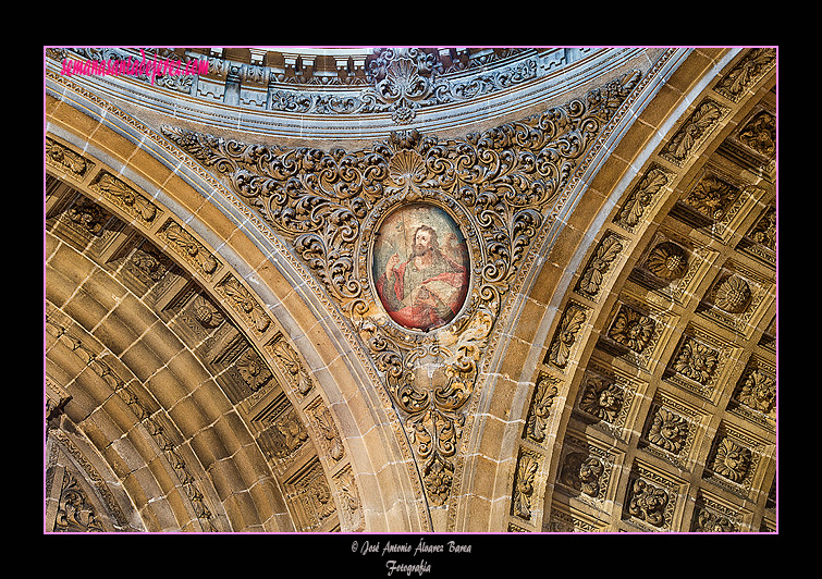 Óvalo con la efigie de un Evangelista en la pechina de la cúpula de la Capilla del Sagrario (Iglesia de San Miguel)