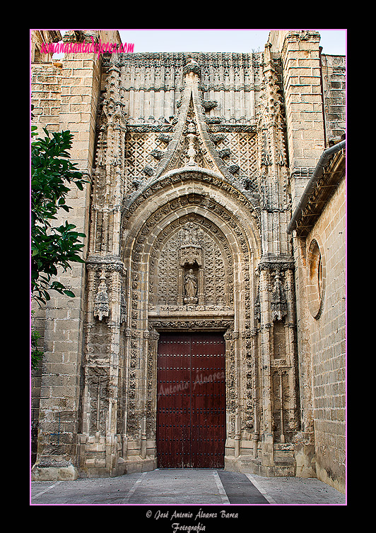 Portada de la Epístola de la Iglesia de San Miguel