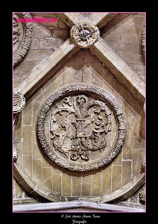 Medallón con decoración de roleos en la bóveda de la Capilla del Santo Crucifijo de la Salud (Iglesia de San Miguel)