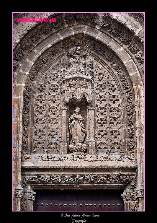 Tímpano de la portada de la Epístola de la Iglesia de San Miguel