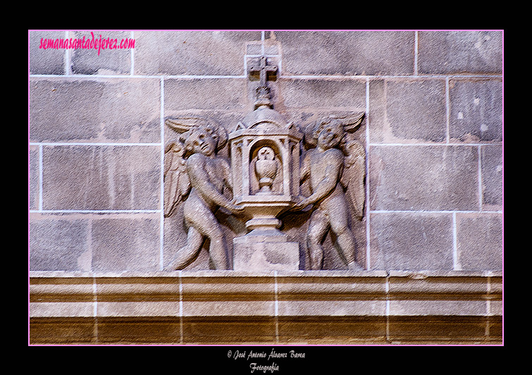 Custodia sostenida por dos ángeles-niños en el entablamento de la portada de la Capilla de la Encarnación (Iglesia de San Miguel)
