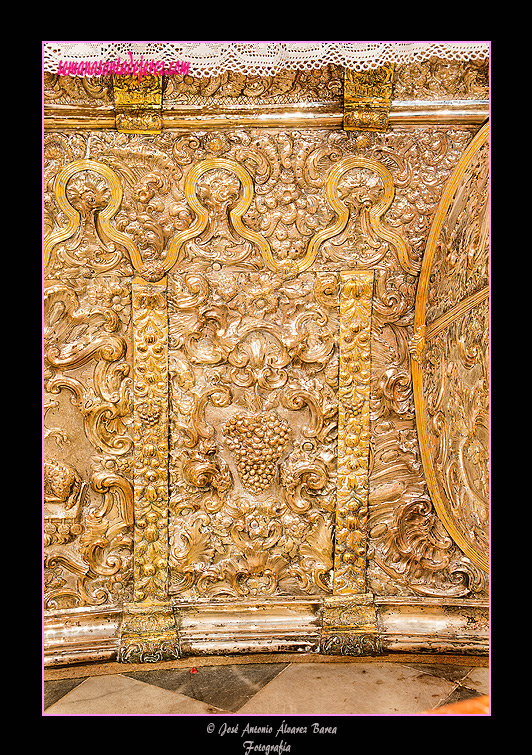 Racimo de uvas (Frontal de altar de plata del Sagrario - Iglesia de San Miguel)