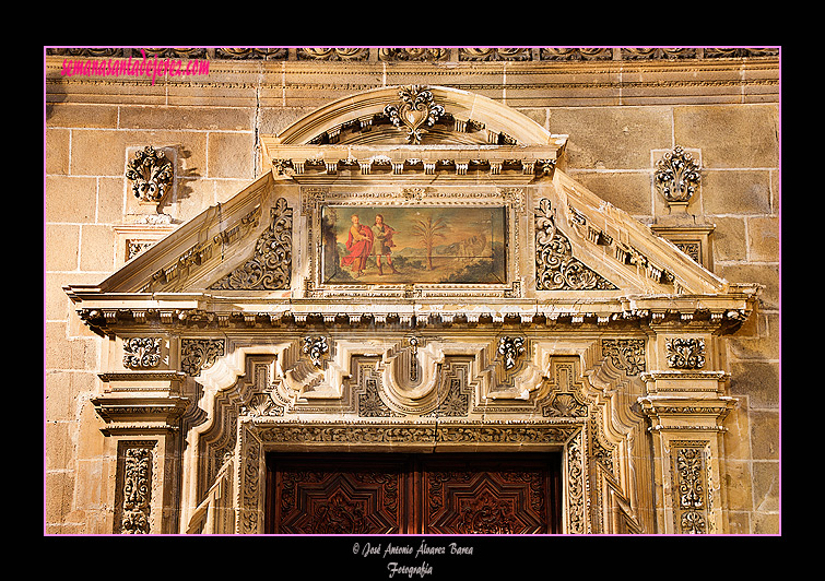 Baquetón y frontón de las portadas laterales de la Capilla del Sagrario (Iglesia de San Miguel)