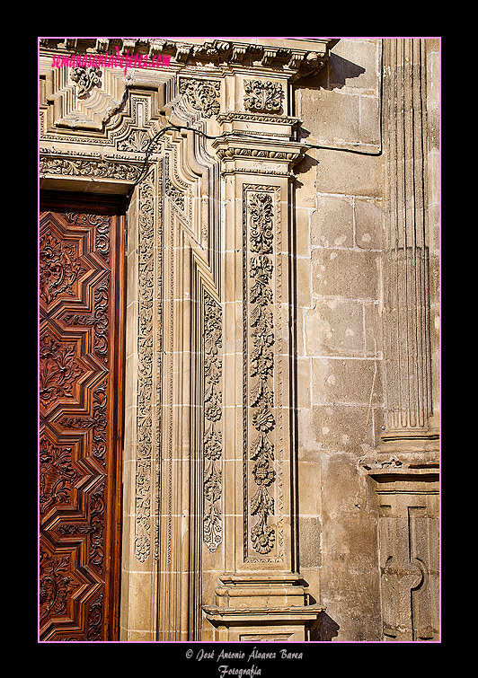 Pilastras de las portadas laterales de la Capilla del Sagrario (Iglesia de San Miguel)
