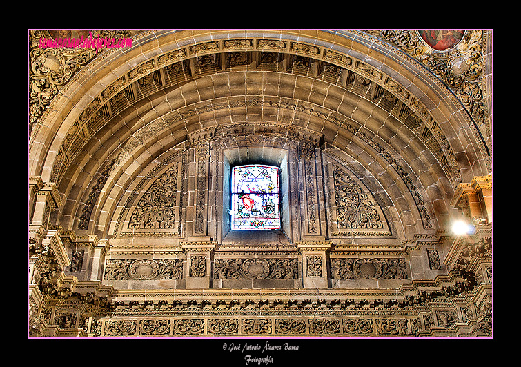 Bóveda encima de una de las portadas laterales de la Capilla del Sagrario (Iglesia de San Miguel)