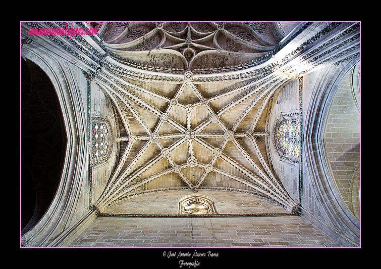 Bóveda del crucero de la nave de la Epístola de la Iglesia de San Miguel)