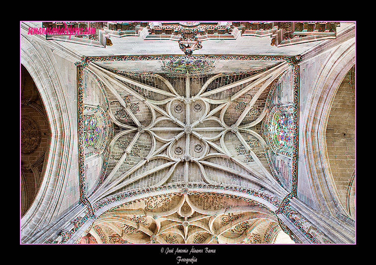 Bóveda del crucero de la nave del Evangelio de la Iglesia de San Miguel)