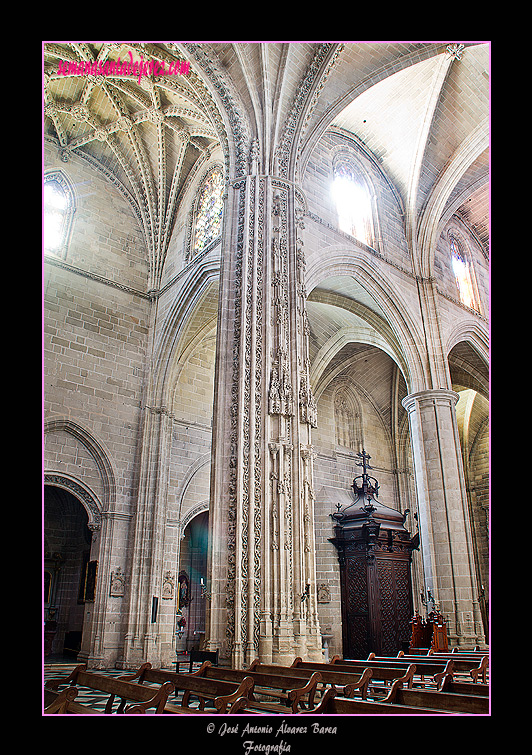 Pilar del crucero de la nave central de la Iglesia de San Miguel