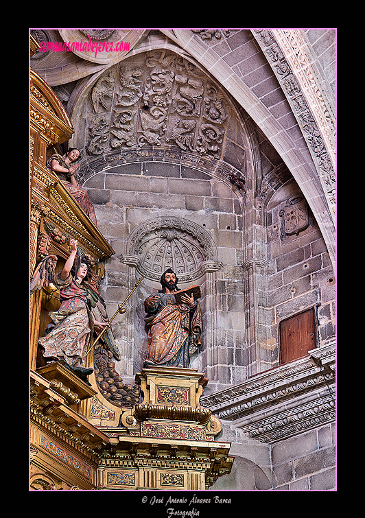 El Retablo Mayor antiguo tallado en la piedra puede verse en el ático del Retablo Mayor de la Iglesia de San Miguel