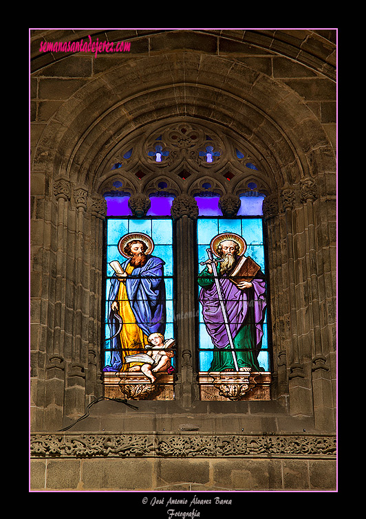 Vidriera de la nave central con el Apostolado (Iglesia de San Miguel)