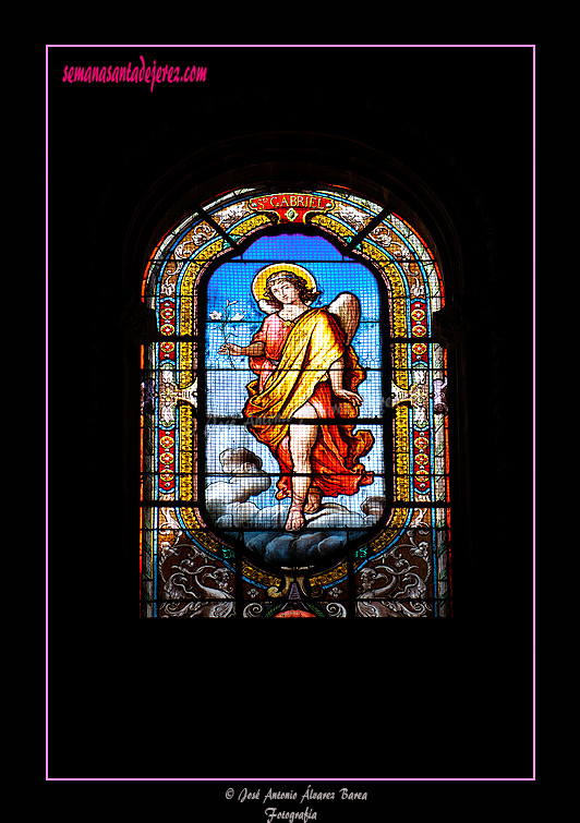 Vidriera del presbiterio: San Gabriel (Iglesia de San Miguel)