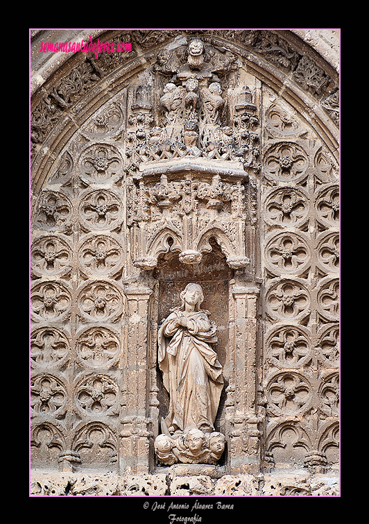 Hornacina con la imagen de la Inmaculada Concepción (Portada de la Epístola de la Iglesia de San Miguel)